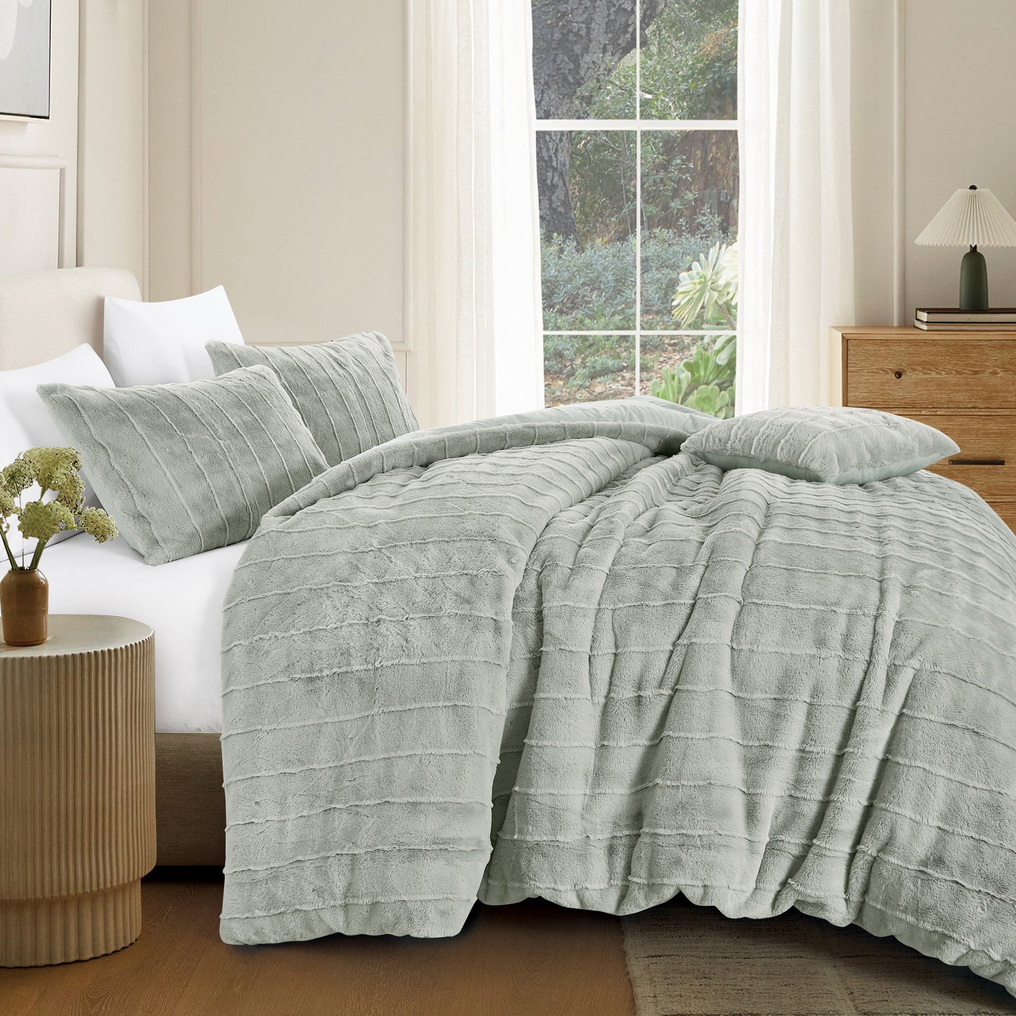 4PCS Luxury Faux Fur Comforter with high end quality Velvet backing .multiple pieces. Including 1 luxury comforter, 2 faux fur pillow cases . and one high quality deco cushion