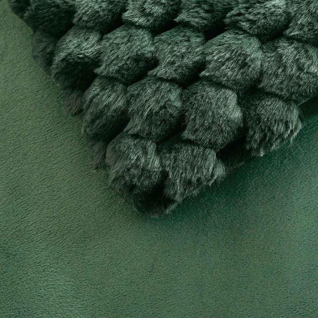 4PCS Luxury Faux Fur Comforter with high end quality Velvet backing .multiple pieces. Including 1 luxury comforter, 2 faux fur pillow cases . and one high quality deco cushion