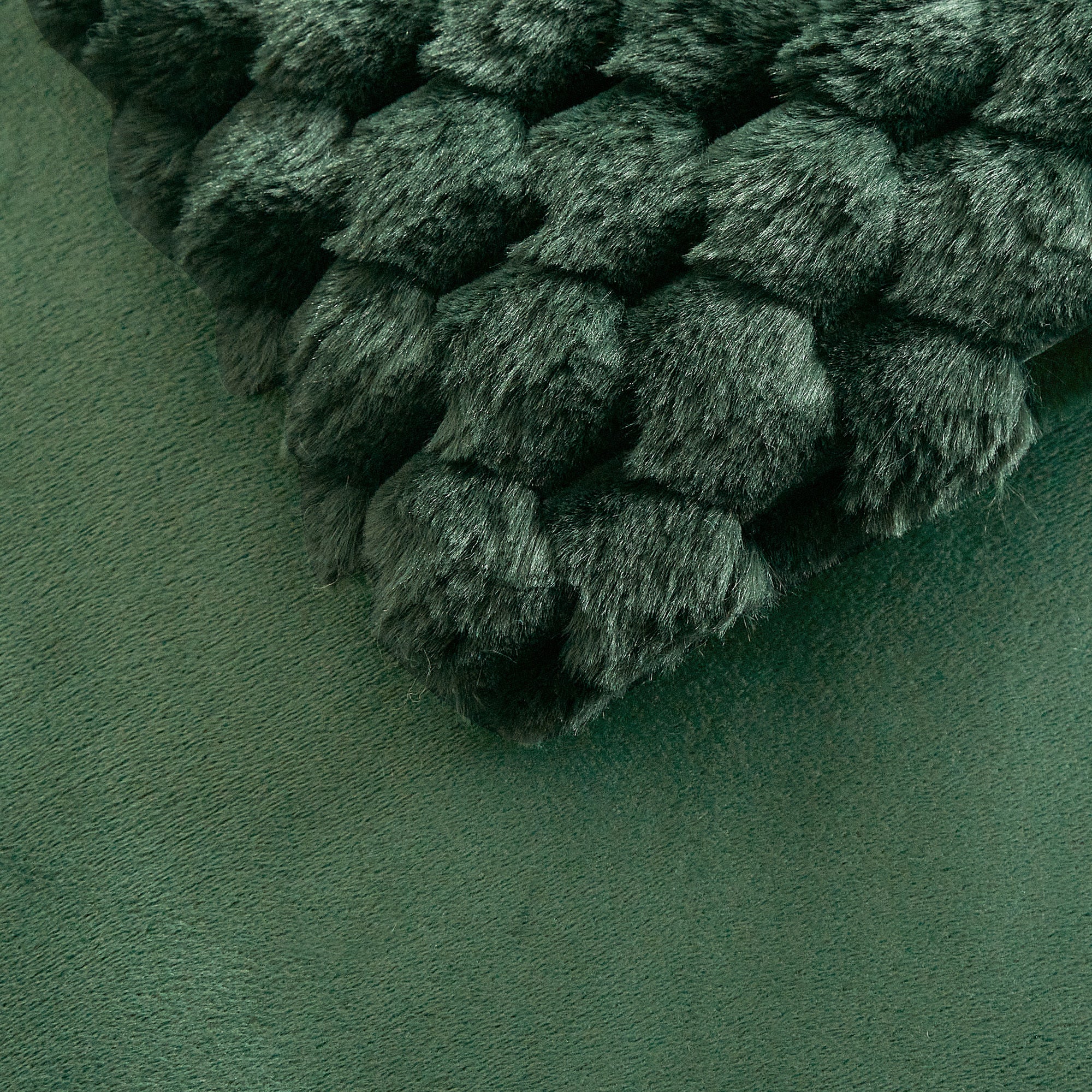 4PCS Luxury Faux Fur Comforter with high end quality Velvet backing .multiple pieces. Including 1 luxury comforter, 2 faux fur pillow cases . and one high quality deco cushion