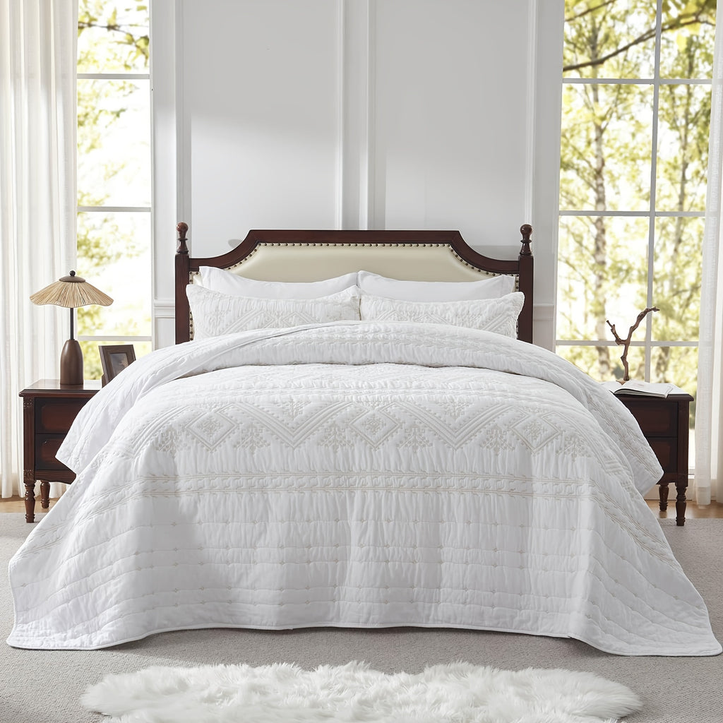 100% Cotton 3-Piece Quilt Set With Golden\u002FTan Print - White Full Queen Size Lightweight Bedspread Coverlet - 90''x98'' Soft Luxurious Embroidered Bedding Set For All Seasons (1 Quilt, 2 Pillow Shams)