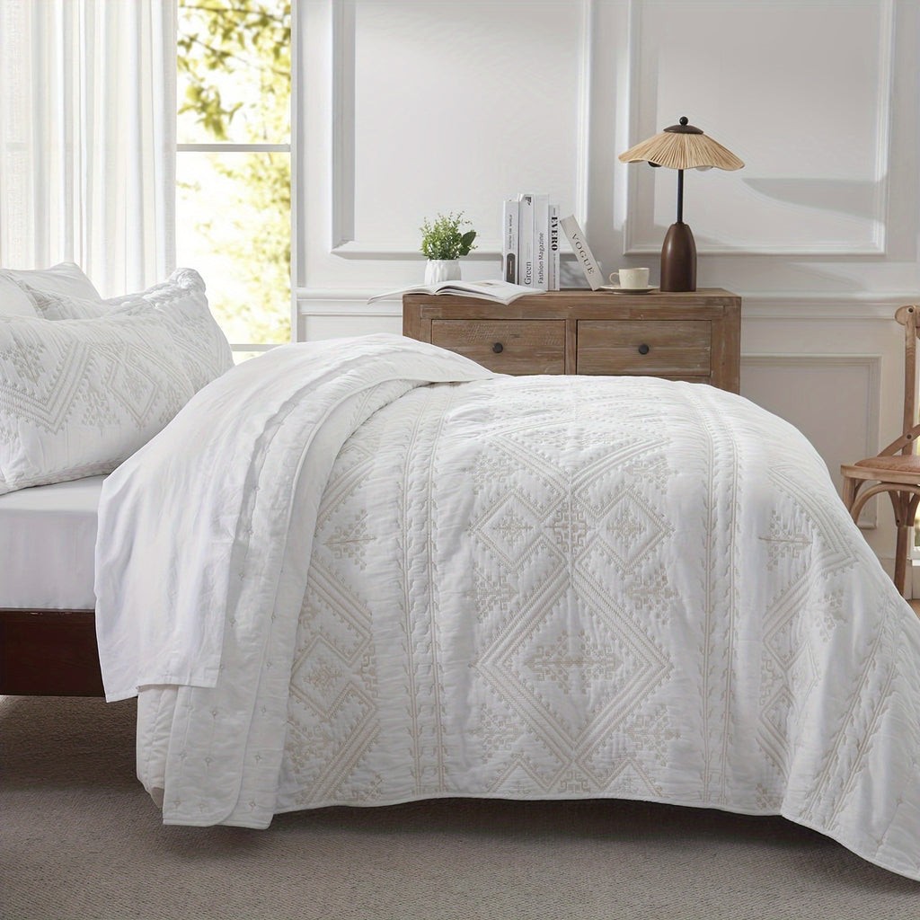 100% Cotton 3-Piece Quilt Set With Golden\u002FTan Print - White Full Queen Size Lightweight Bedspread Coverlet - 90''x98'' Soft Luxurious Embroidered Bedding Set For All Seasons (1 Quilt, 2 Pillow Shams)