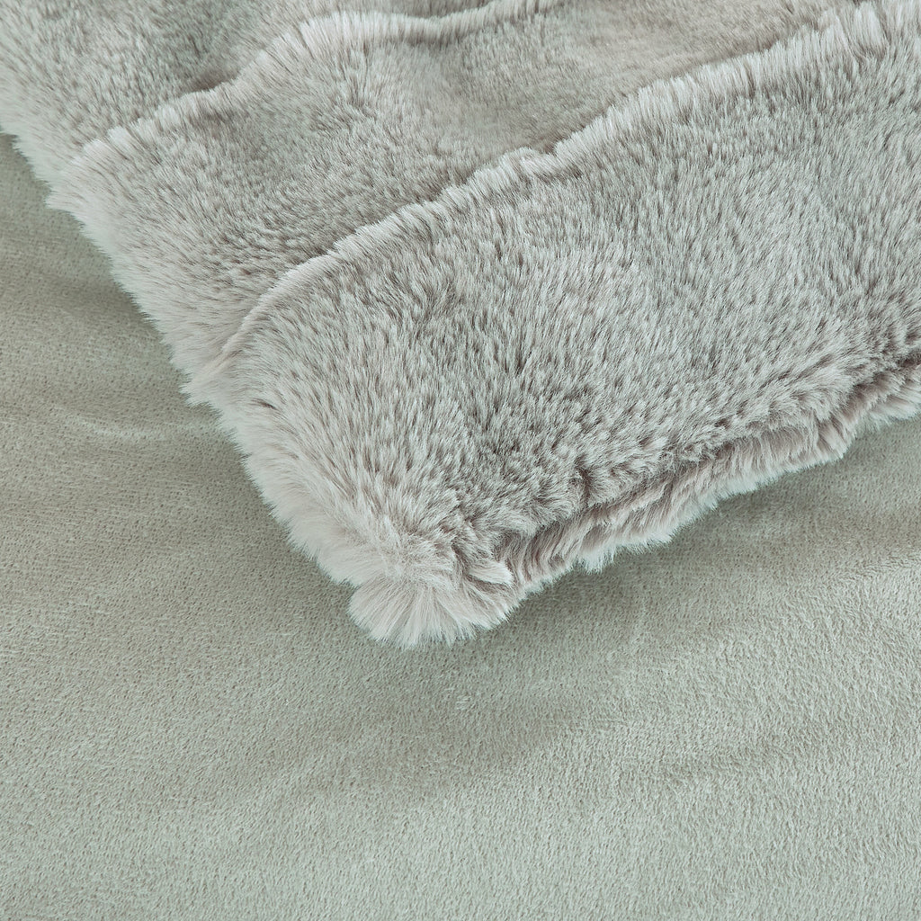 4PCS Luxury Faux Fur Comforter with high end quality Velvet backing .multiple pieces. Including 1 luxury comforter, 2 faux fur pillow cases . and one high quality deco cushion