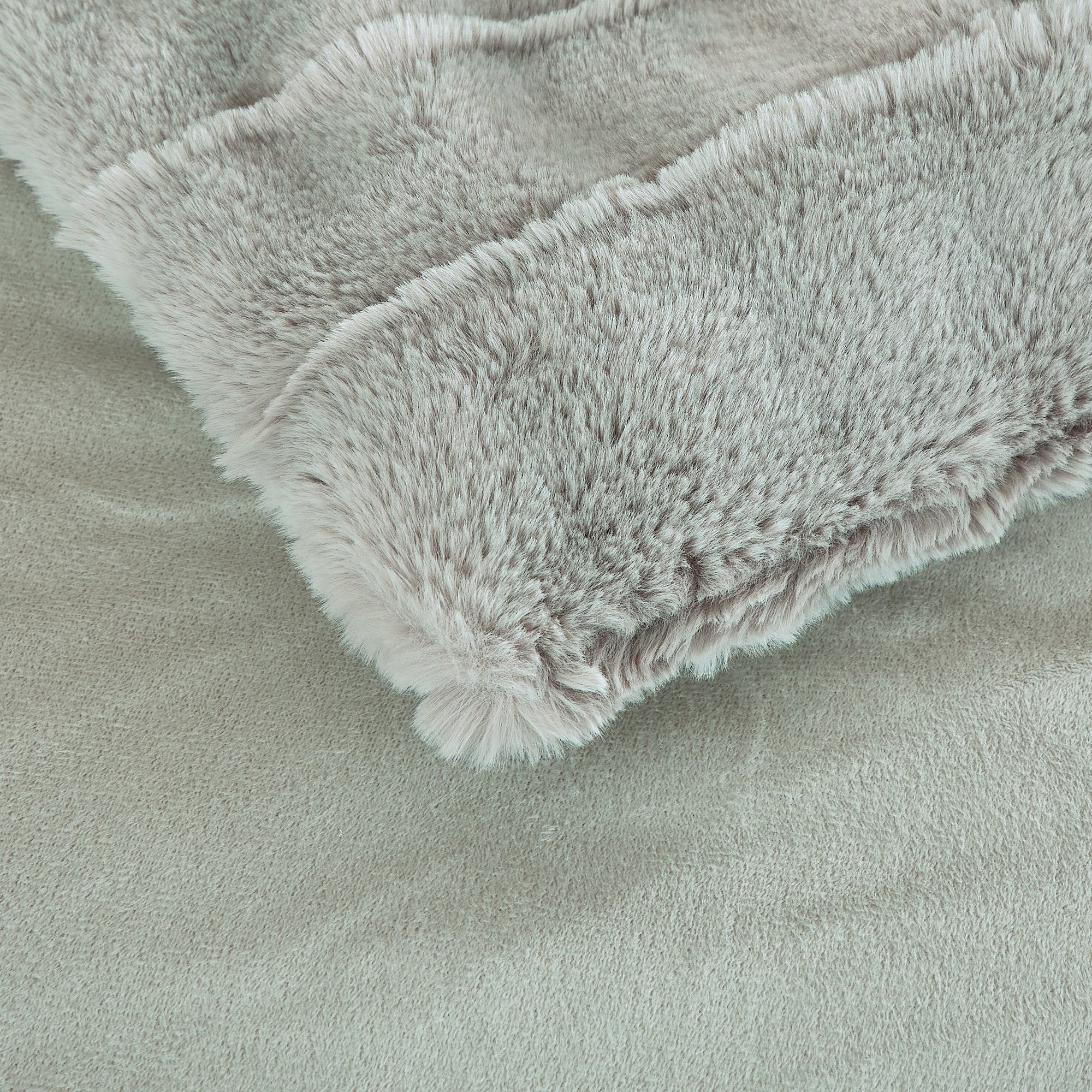 4PCS Luxury Faux Fur Comforter with high end quality Velvet backing .multiple pieces. Including 1 luxury comforter, 2 faux fur pillow cases . and one high quality deco cushion