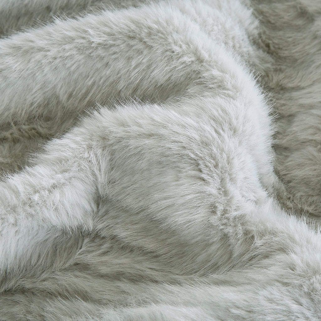4PCS Luxury Faux Fur Comforter with high end quality Velvet backing .multiple pieces. Including 1 luxury comforter, 2 faux fur pillow cases . and one high quality deco cushion
