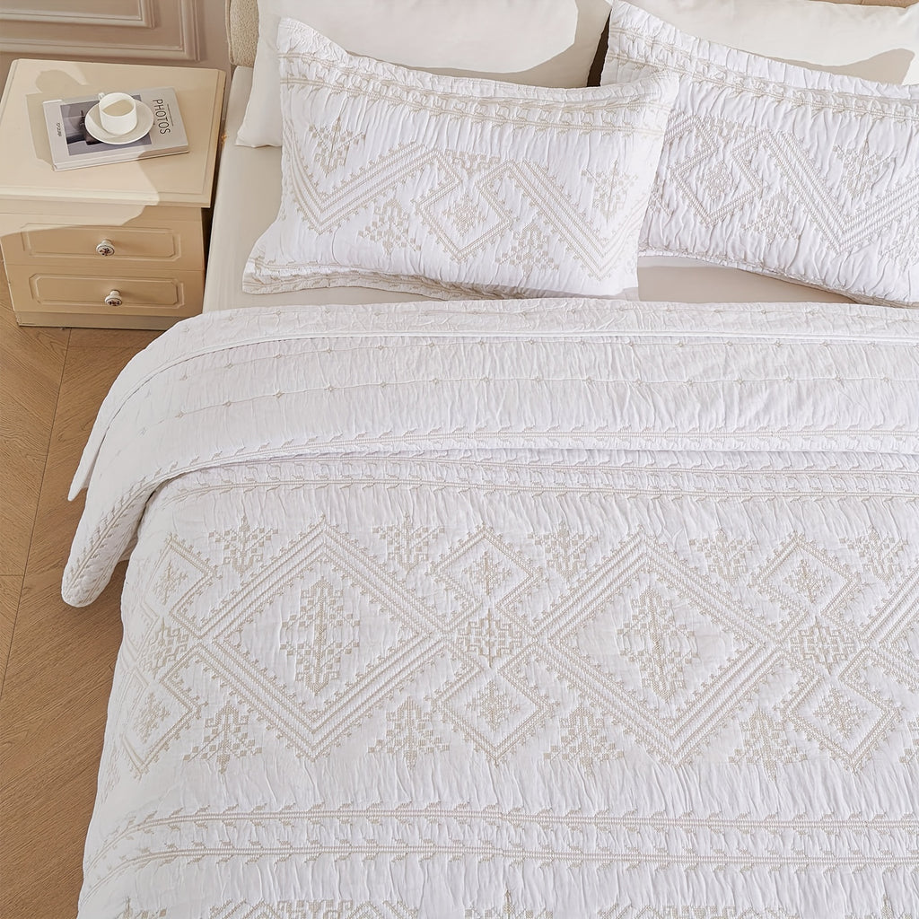 100% Cotton 3-Piece Quilt Set With Golden\u002FTan Print - White Full Queen Size Lightweight Bedspread Coverlet - 90''x98'' Soft Luxurious Embroidered Bedding Set For All Seasons (1 Quilt, 2 Pillow Shams)