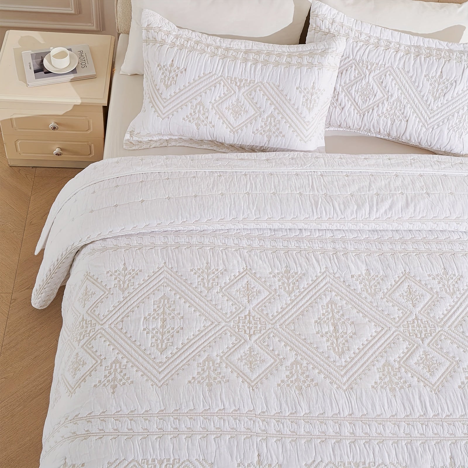 100% Cotton 3-Piece Quilt Set With Golden\u002FTan Print - White Full Queen Size Lightweight Bedspread Coverlet - 90''x98'' Soft Luxurious Embroidered Bedding Set For All Seasons (1 Quilt, 2 Pillow Shams)