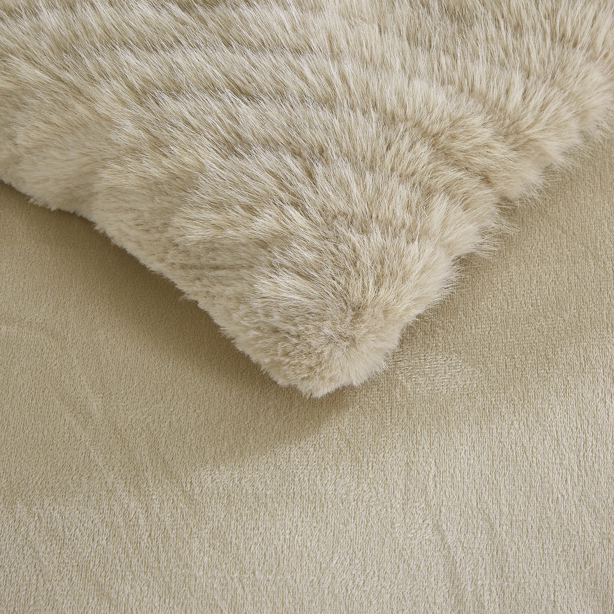 4PCS Luxury Faux Fur Comforter with high end quality Velvet backing .multiple pieces. Including 1 luxury comforter, 2 faux fur pillow cases . and one high quality deco cushion
