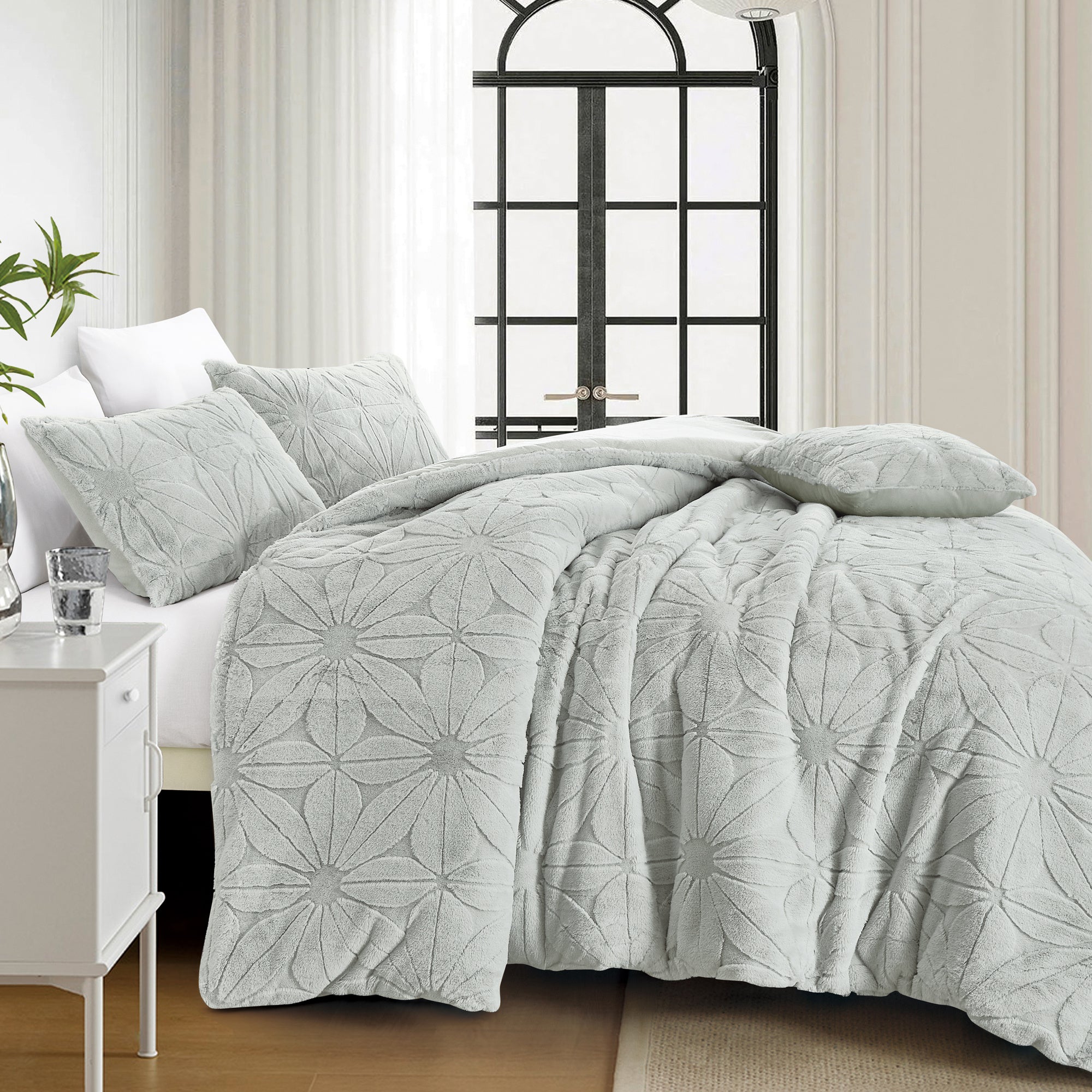 4PCS Luxury Faux Fur Comforter with high end quality Velvet backing .multiple pieces. Including 1 luxury comforter, 2 faux fur pillow cases . and one high quality deco cushion
