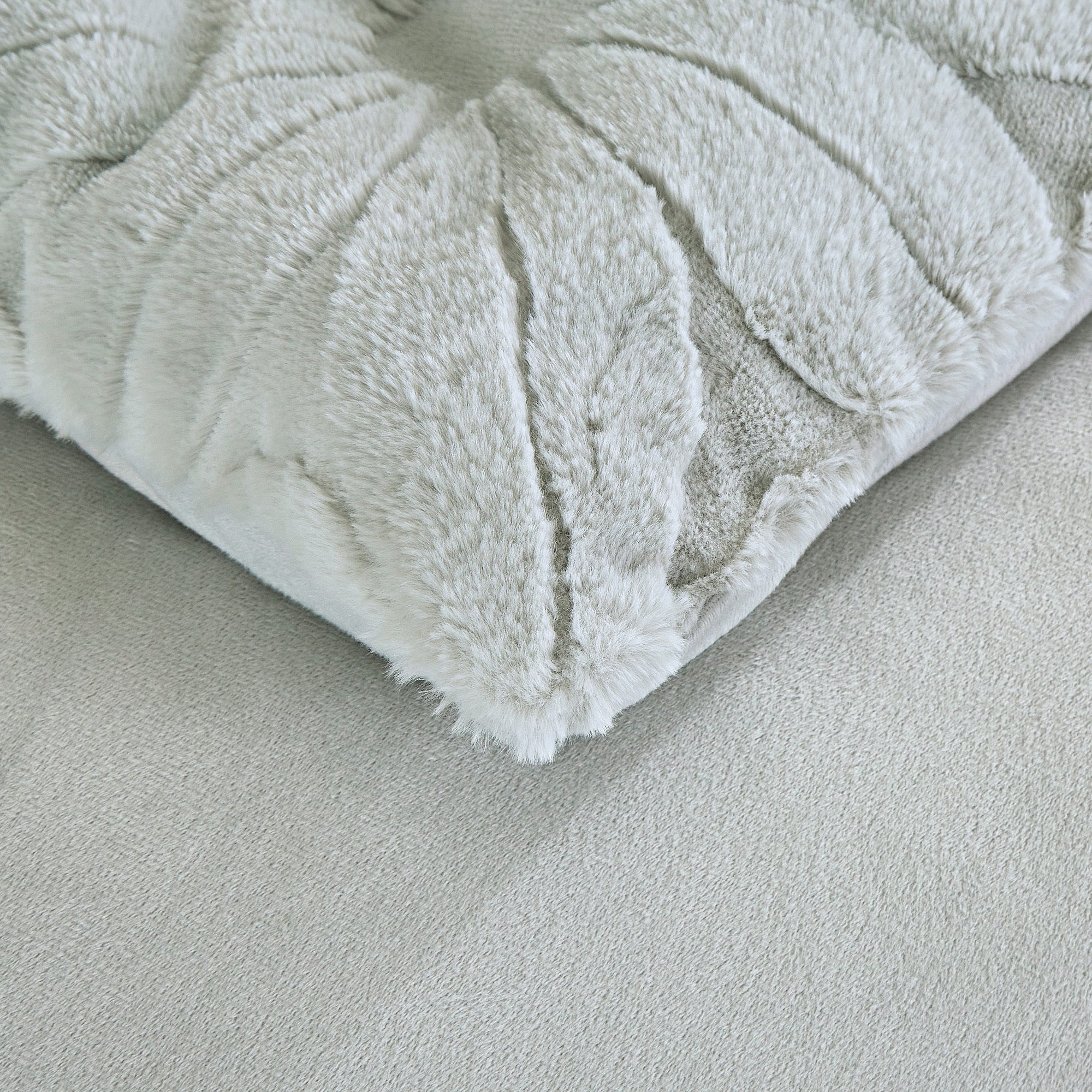 4PCS Luxury Faux Fur Comforter with high end quality Velvet backing .multiple pieces. Including 1 luxury comforter, 2 faux fur pillow cases . and one high quality deco cushion