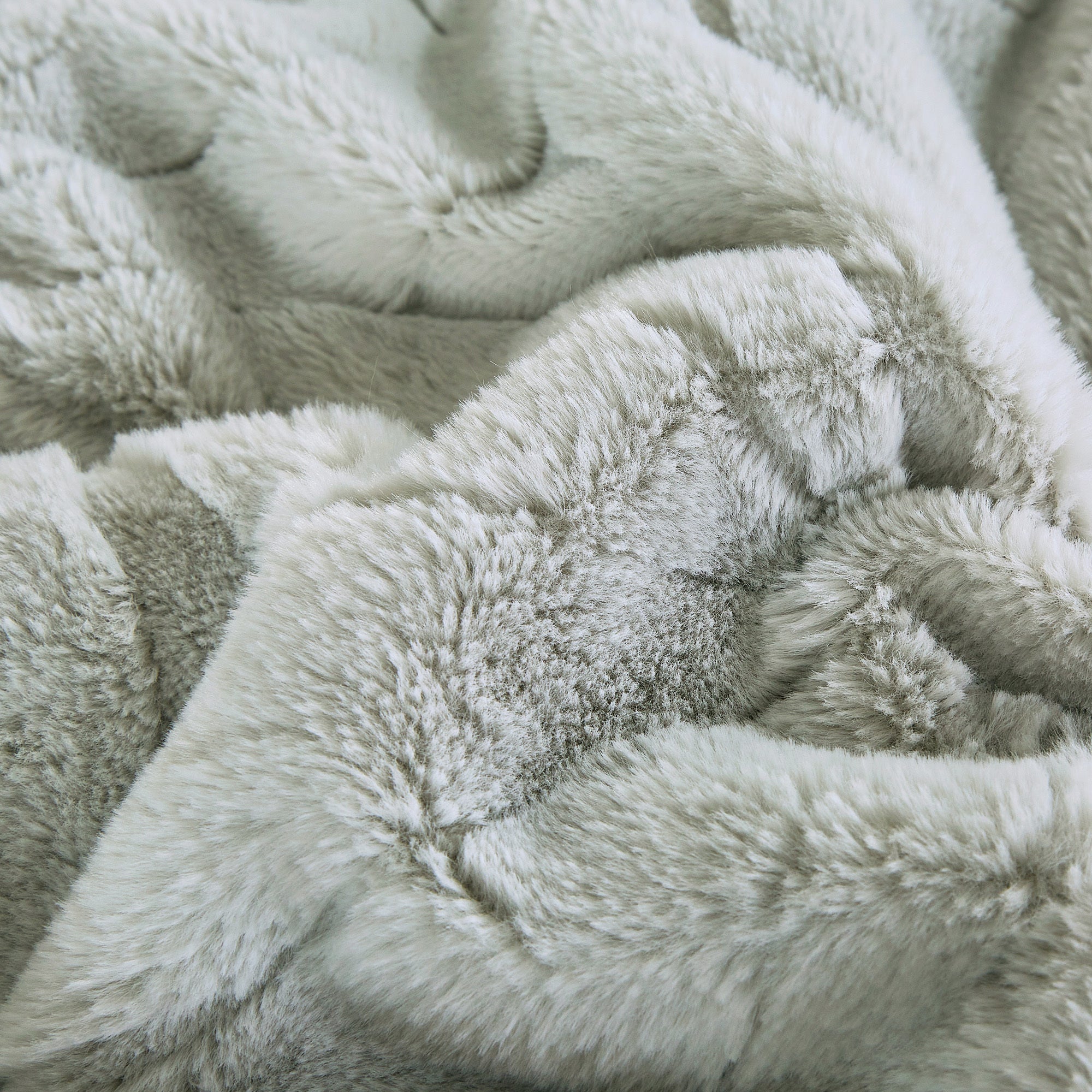 4PCS Luxury Faux Fur Comforter with high end quality Velvet backing .multiple pieces. Including 1 luxury comforter, 2 faux fur pillow cases . and one high quality deco cushion