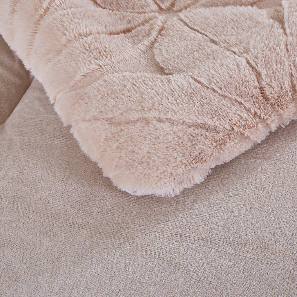 4PCS Luxury Faux Fur Comforter with high end quality Velvet backing .multiple pieces. Including 1 luxury comforter, 2 faux fur pillow cases . and one high quality deco cushion
