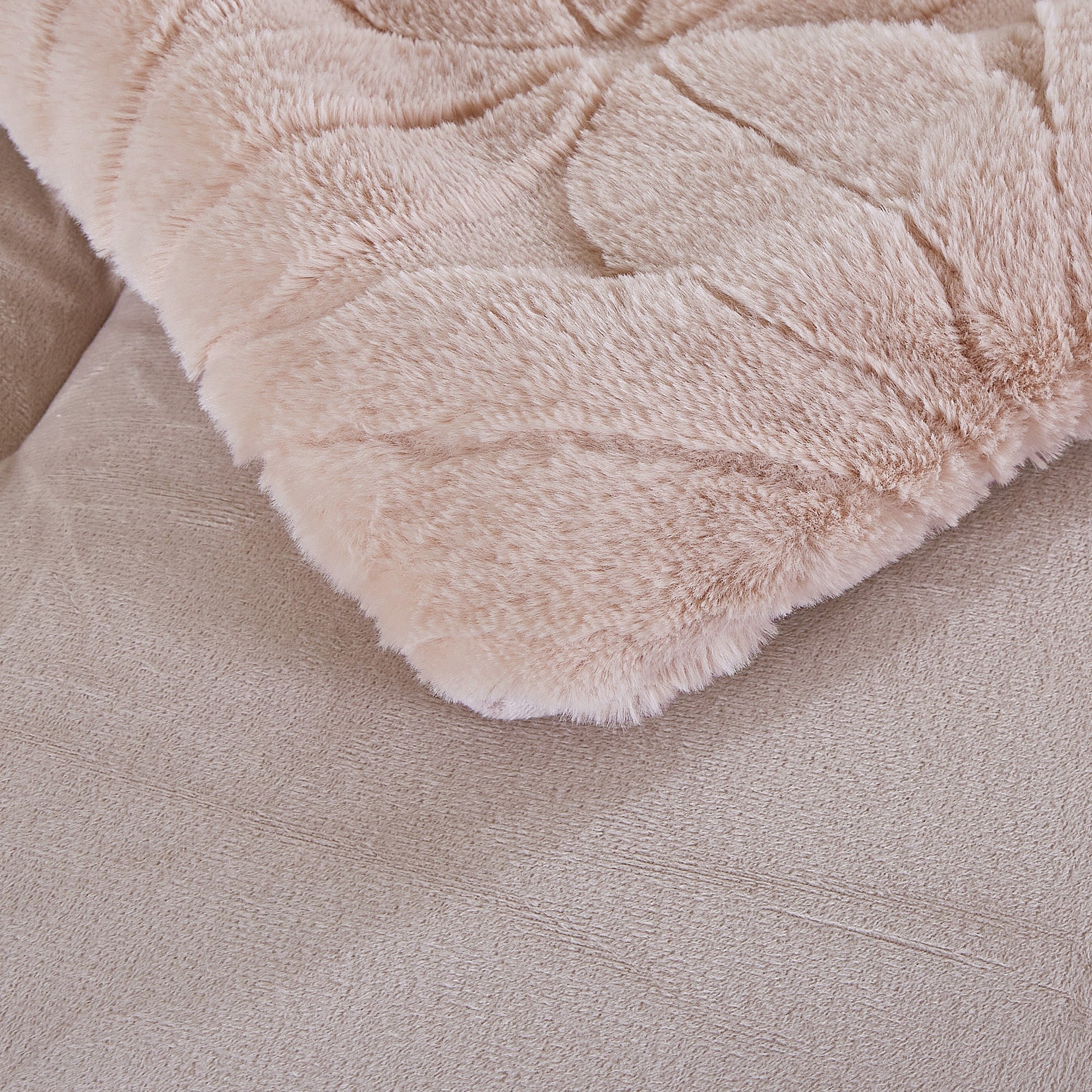 4PCS Luxury Faux Fur Comforter with high end quality Velvet backing .multiple pieces. Including 1 luxury comforter, 2 faux fur pillow cases . and one high quality deco cushion