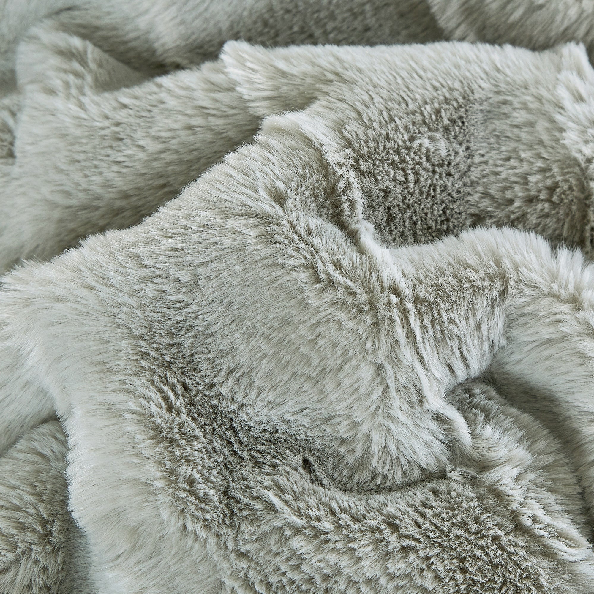 4PCS Luxury Faux Fur Comforter with high end quality Velvet backing .multiple pieces. Including 1 luxury comforter, 2 faux fur pillow cases . and one high quality deco cushion