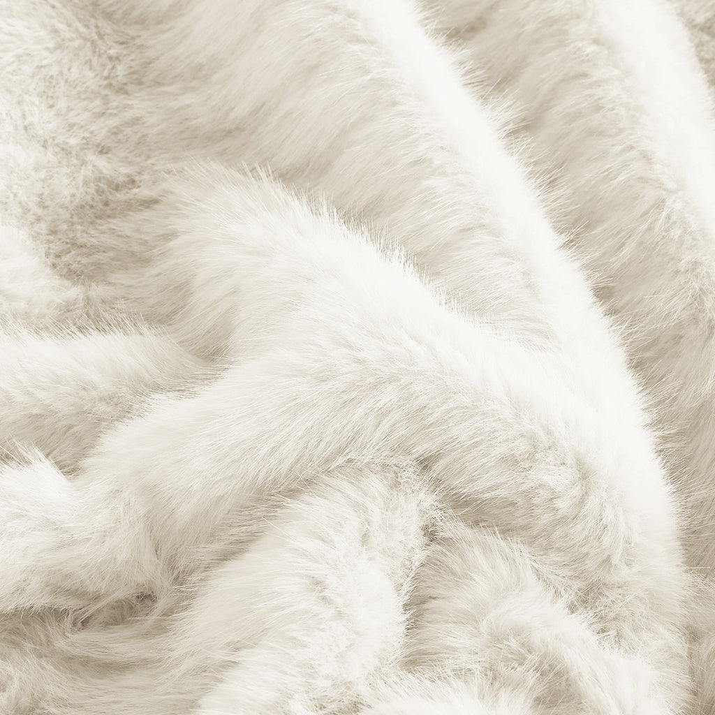 4PCS Luxury Faux Fur Comforter with high end quality Velvet backing .multiple pieces. Including 1 luxury comforter, 2 faux fur pillow cases . and one high quality deco cushion