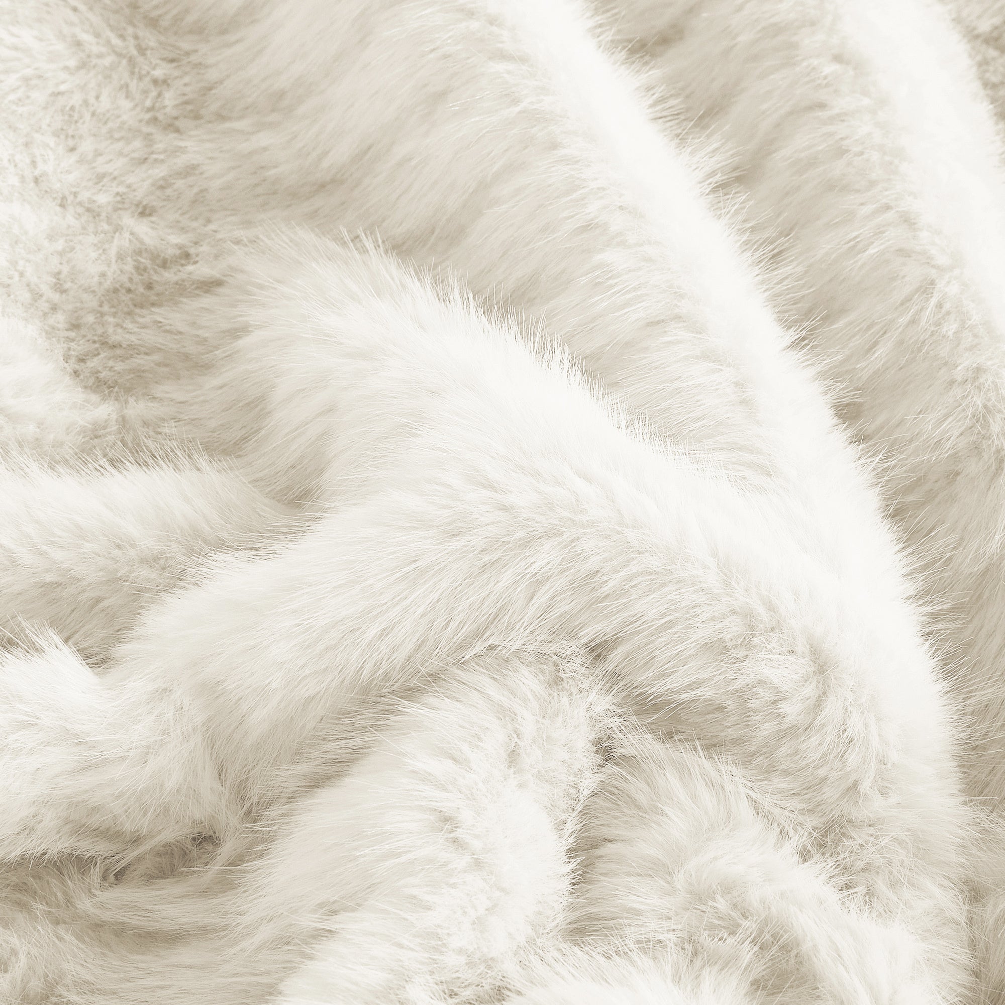 4PCS Luxury Faux Fur Comforter with high end quality Velvet backing .multiple pieces. Including 1 luxury comforter, 2 faux fur pillow cases . and one high quality deco cushion