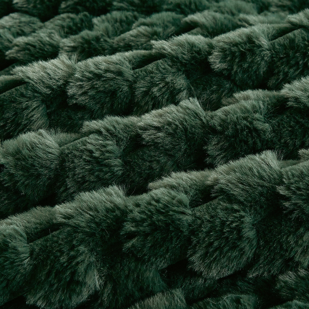 4PCS Luxury Faux Fur Comforter with high end quality Velvet backing .multiple pieces. Including 1 luxury comforter, 2 faux fur pillow cases . and one high quality deco cushion