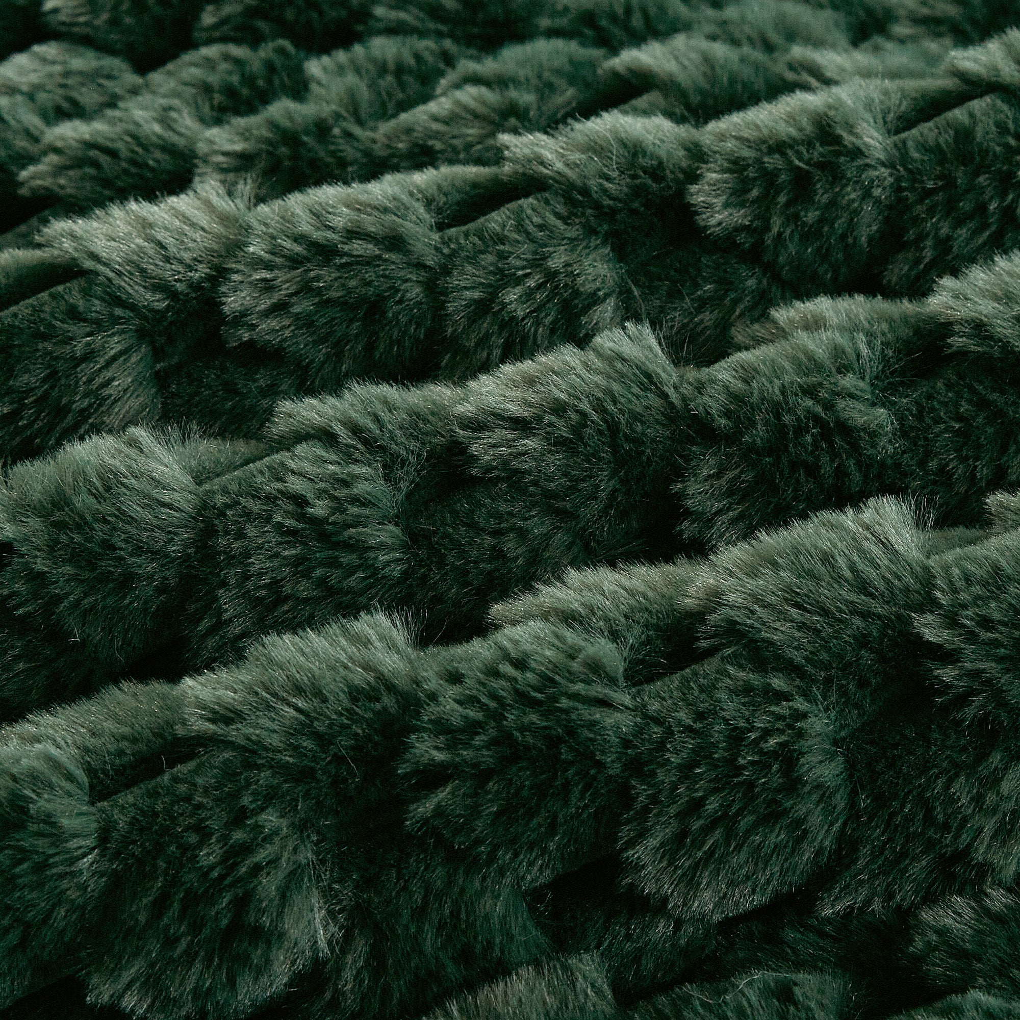 4PCS Luxury Faux Fur Comforter with high end quality Velvet backing .multiple pieces. Including 1 luxury comforter, 2 faux fur pillow cases . and one high quality deco cushion