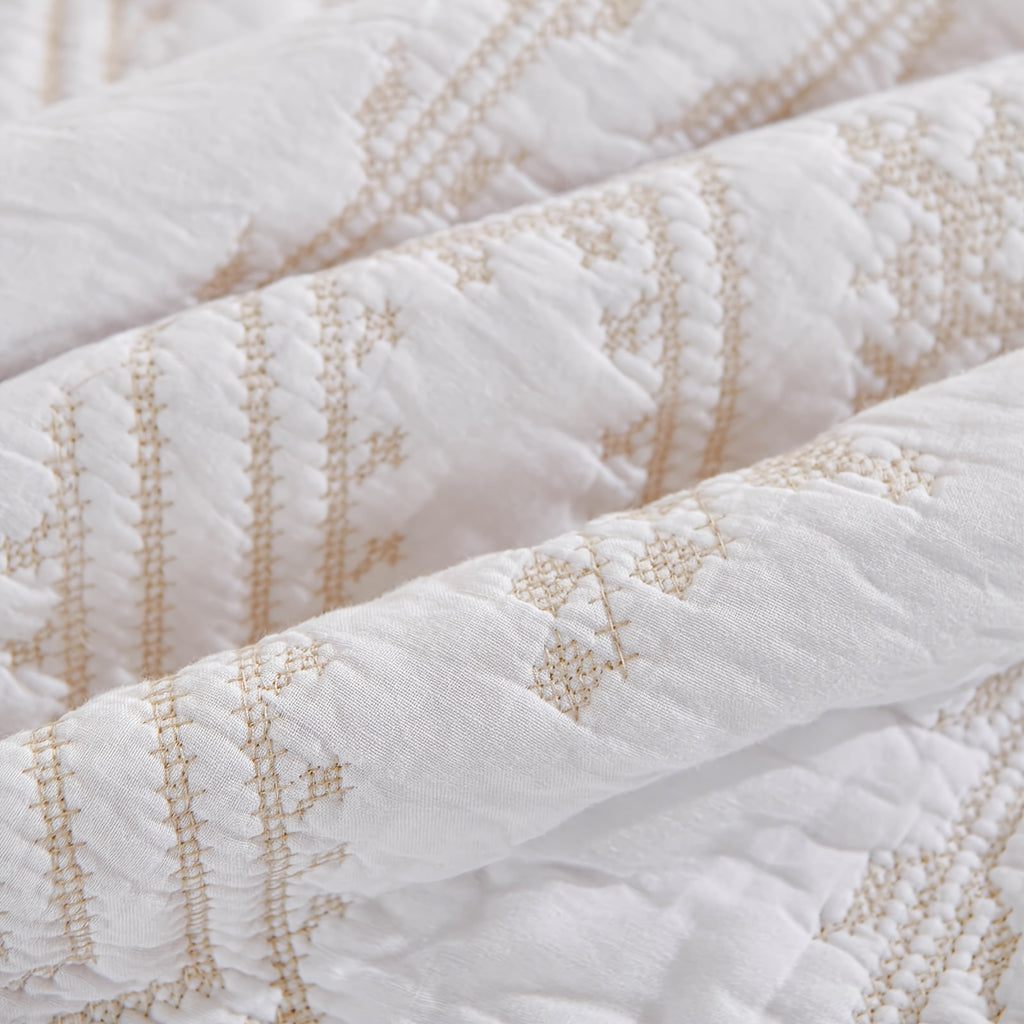 100% Cotton 3-Piece Quilt Set With Golden\u002FTan Print - White Full Queen Size Lightweight Bedspread Coverlet - 90''x98'' Soft Luxurious Embroidered Bedding Set For All Seasons (1 Quilt, 2 Pillow Shams)