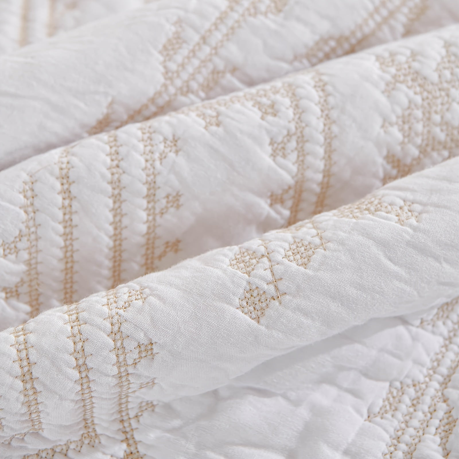 100% Cotton 3-Piece Quilt Set With Golden\u002FTan Print - White Full Queen Size Lightweight Bedspread Coverlet - 90''x98'' Soft Luxurious Embroidered Bedding Set For All Seasons (1 Quilt, 2 Pillow Shams)