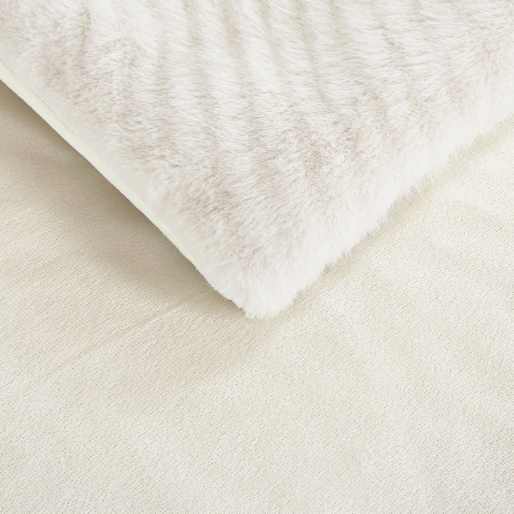 4PCS Luxury Faux Fur Comforter with high end quality Velvet backing .multiple pieces. Including 1 luxury comforter, 2 faux fur pillow cases . and one high quality deco cushion