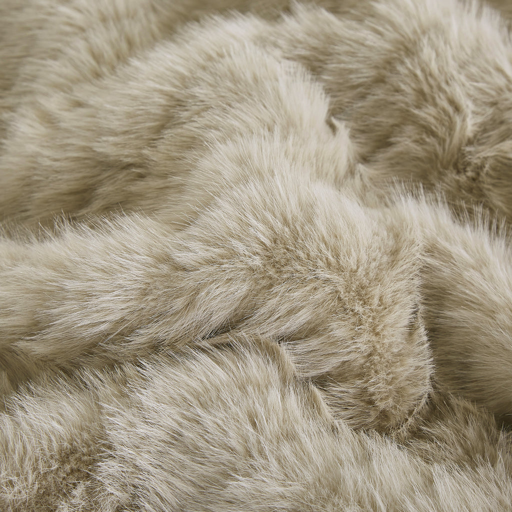 4PCS Luxury Faux Fur Comforter with high end quality Velvet backing .multiple pieces. Including 1 luxury comforter, 2 faux fur pillow cases . and one high quality deco cushion