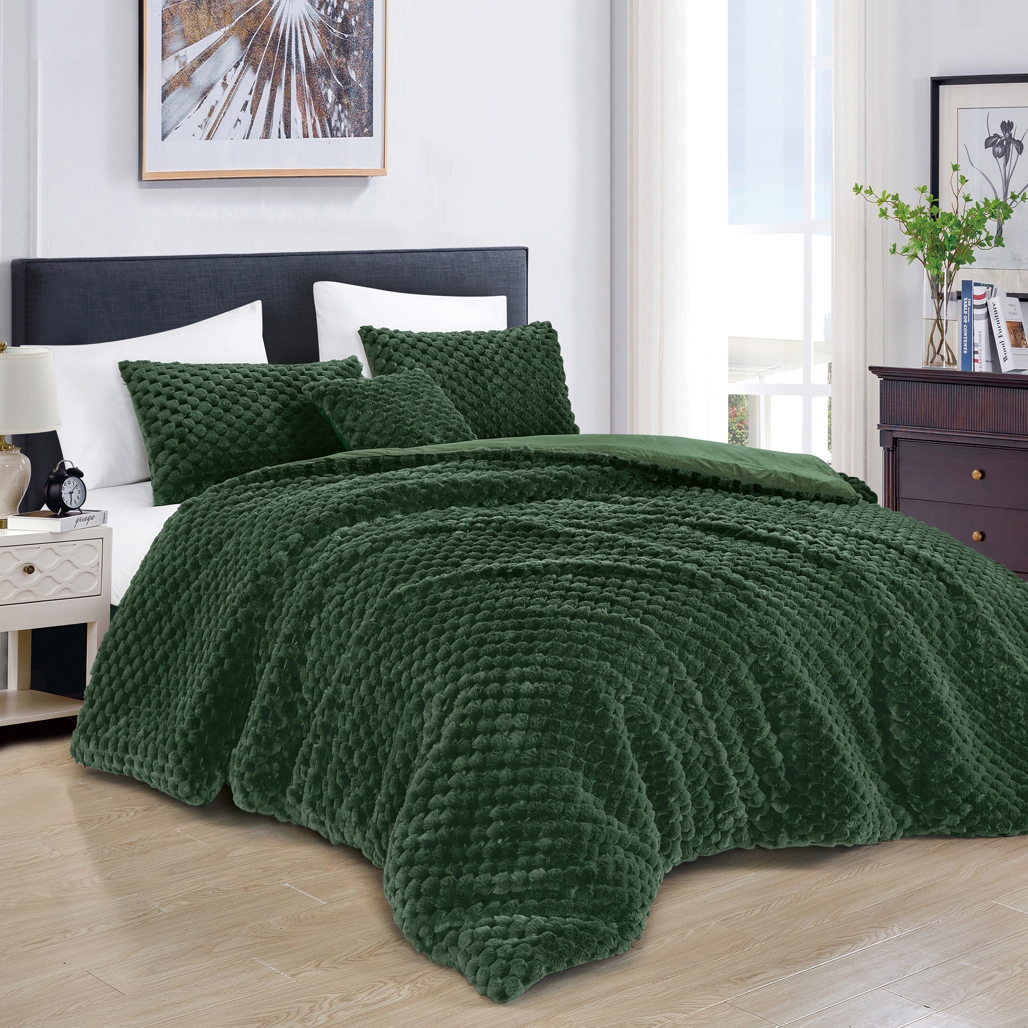 4PCS Luxury Faux Fur Comforter with high end quality Velvet backing .multiple pieces. Including 1 luxury comforter, 2 faux fur pillow cases . and one high quality deco cushion