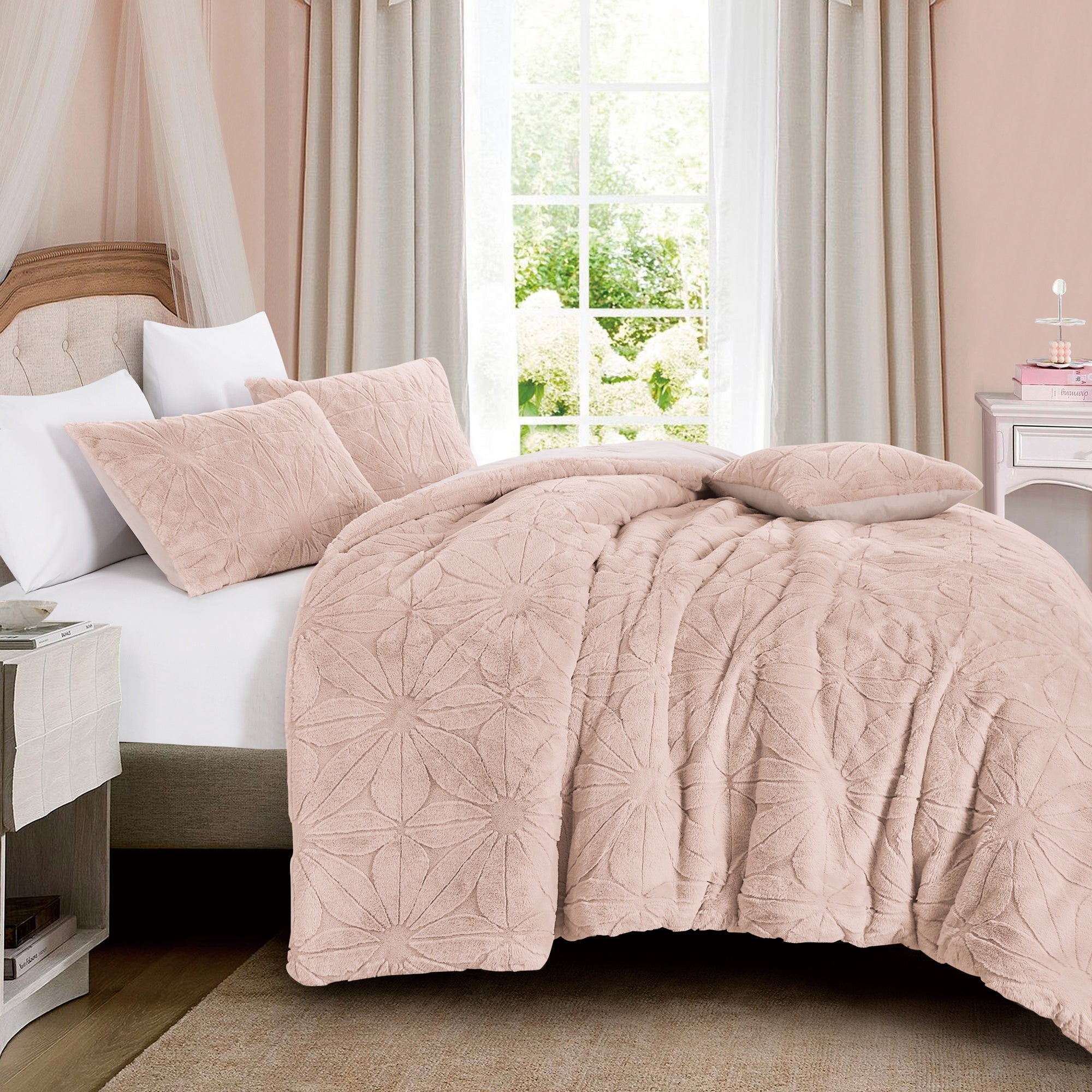 4PCS Luxury Faux Fur Comforter with high end quality Velvet backing .multiple pieces. Including 1 luxury comforter, 2 faux fur pillow cases . and one high quality deco cushion
