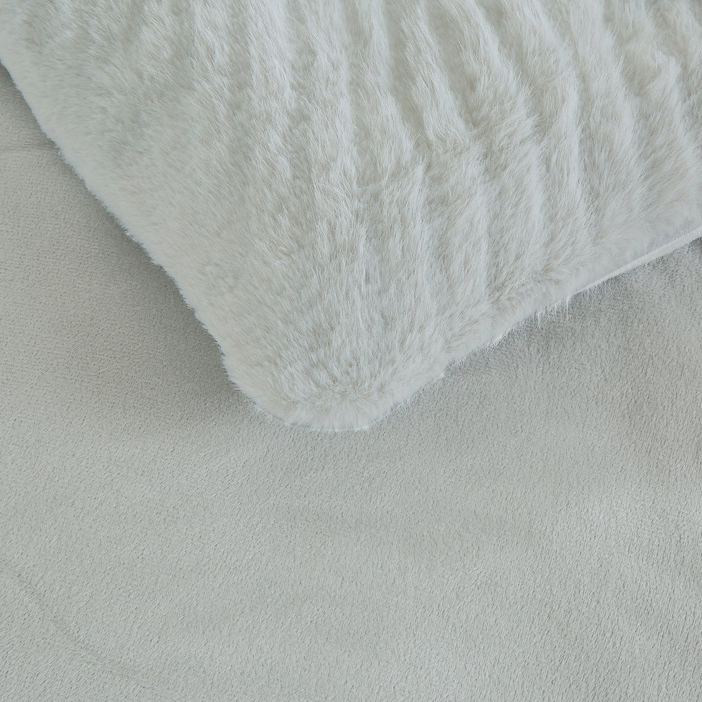 4PCS Luxury Faux Fur Comforter with high end quality Velvet backing .multiple pieces. Including 1 luxury comforter, 2 faux fur pillow cases . and one high quality deco cushion