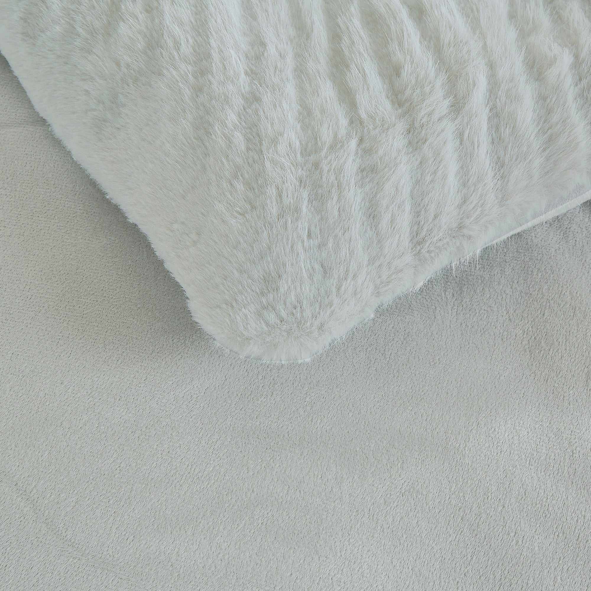 4PCS Luxury Faux Fur Comforter with high end quality Velvet backing .multiple pieces. Including 1 luxury comforter, 2 faux fur pillow cases . and one high quality deco cushion