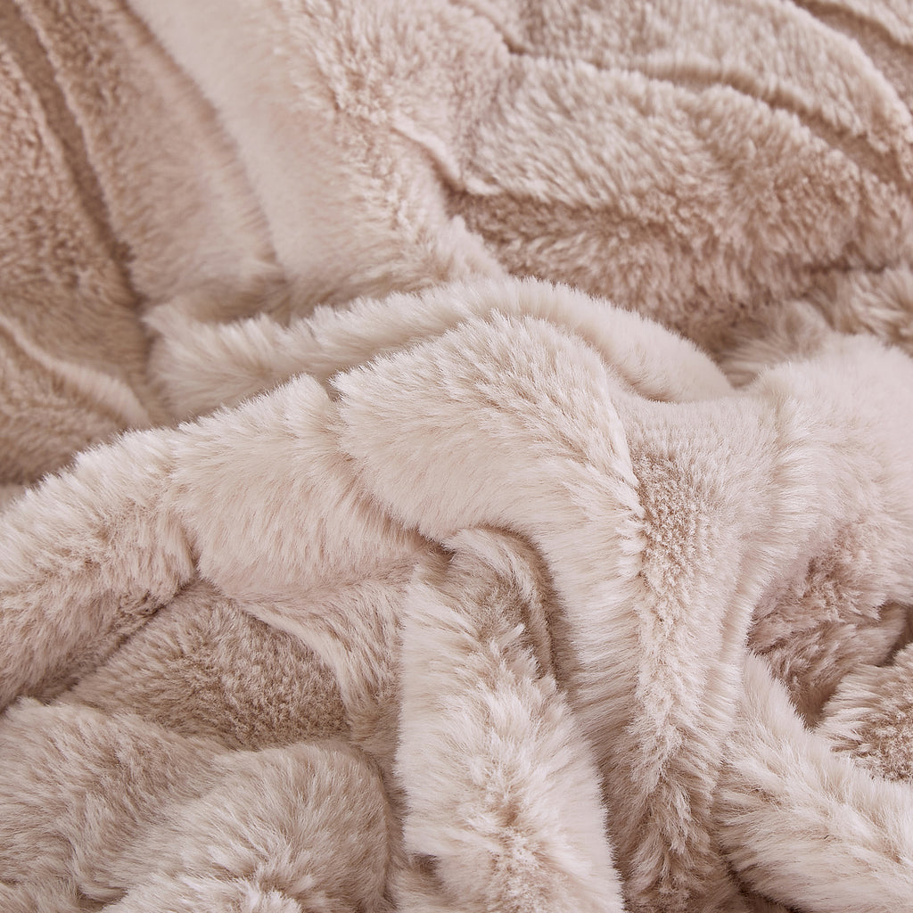 4PCS Luxury Faux Fur Comforter with high end quality Velvet backing .multiple pieces. Including 1 luxury comforter, 2 faux fur pillow cases . and one high quality deco cushion
